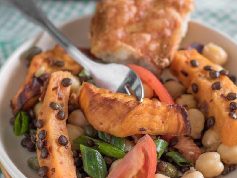 Sałatka z pieczonych batatów z czarną soczewicą