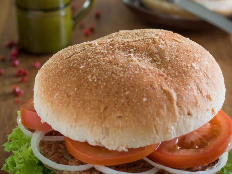 Domowy burger wołowy z musztardą i ziołami