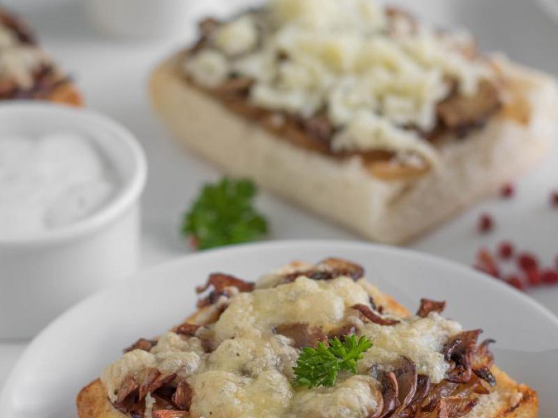 Zapiekanki z pieczarkami i cebulą