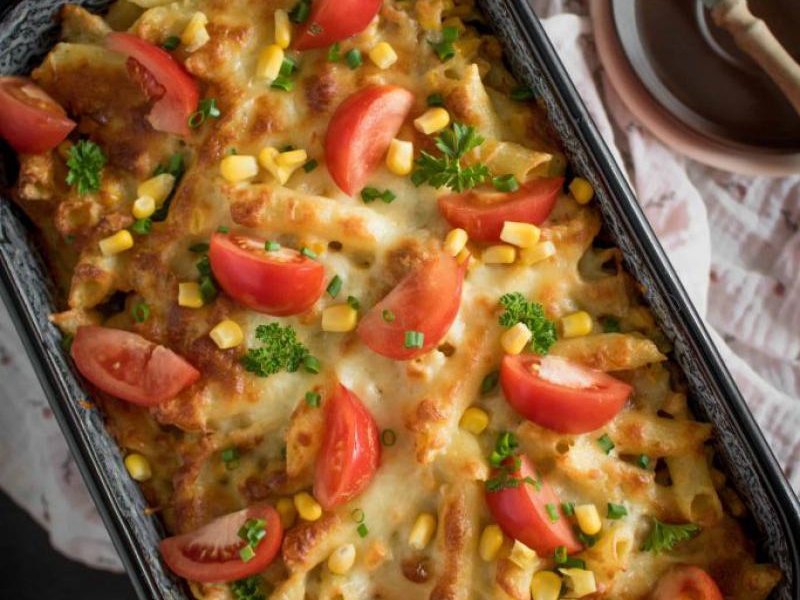 Zapiekanka makaronowa z kurczakiem i kukurydzą