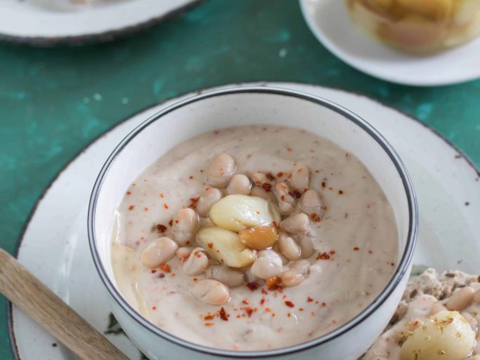 Pasta z fasoli z czosnkiem konfitowanym – lekka, pikantna i aromatyczna