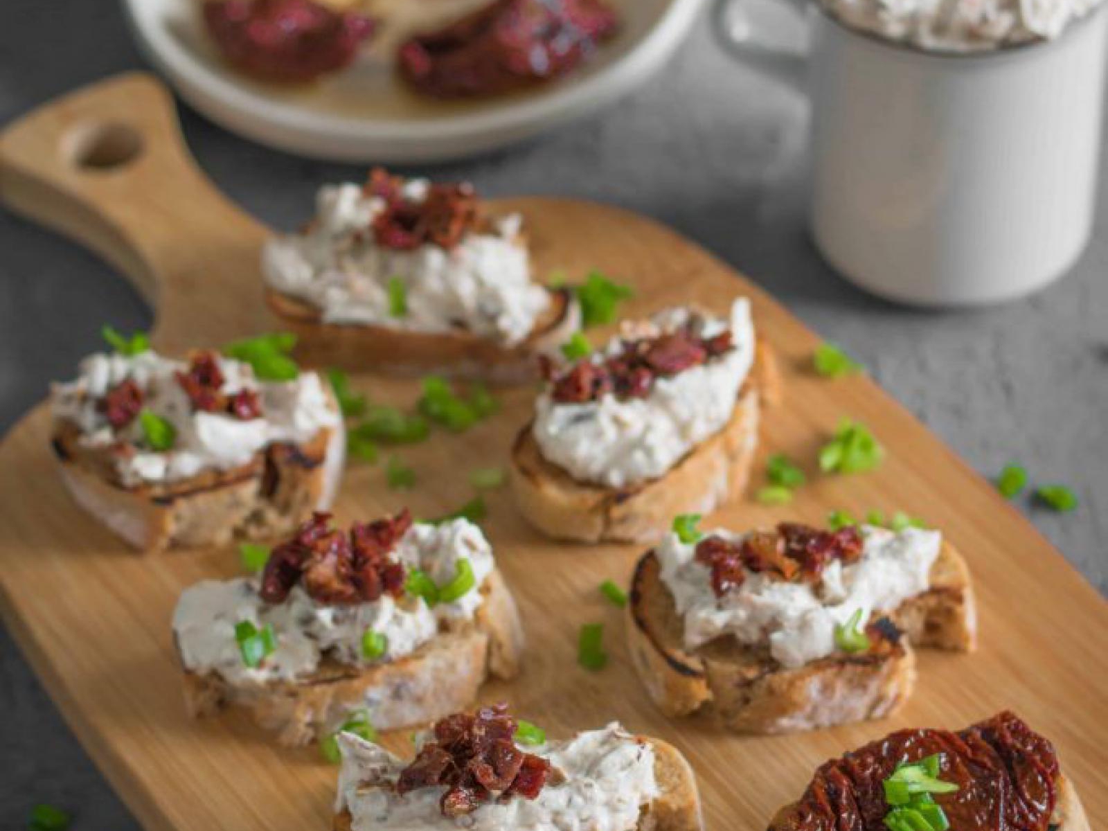 Twarożek z suszonymi pomidorami na grzankach