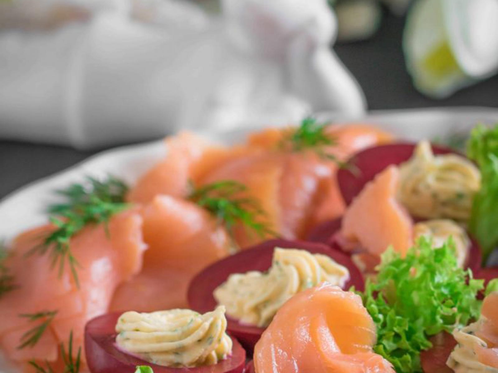 Jajka marynowane w zakwasie z buraków, z farszem chrzanowo-koperkowym i wędzonym łososiem