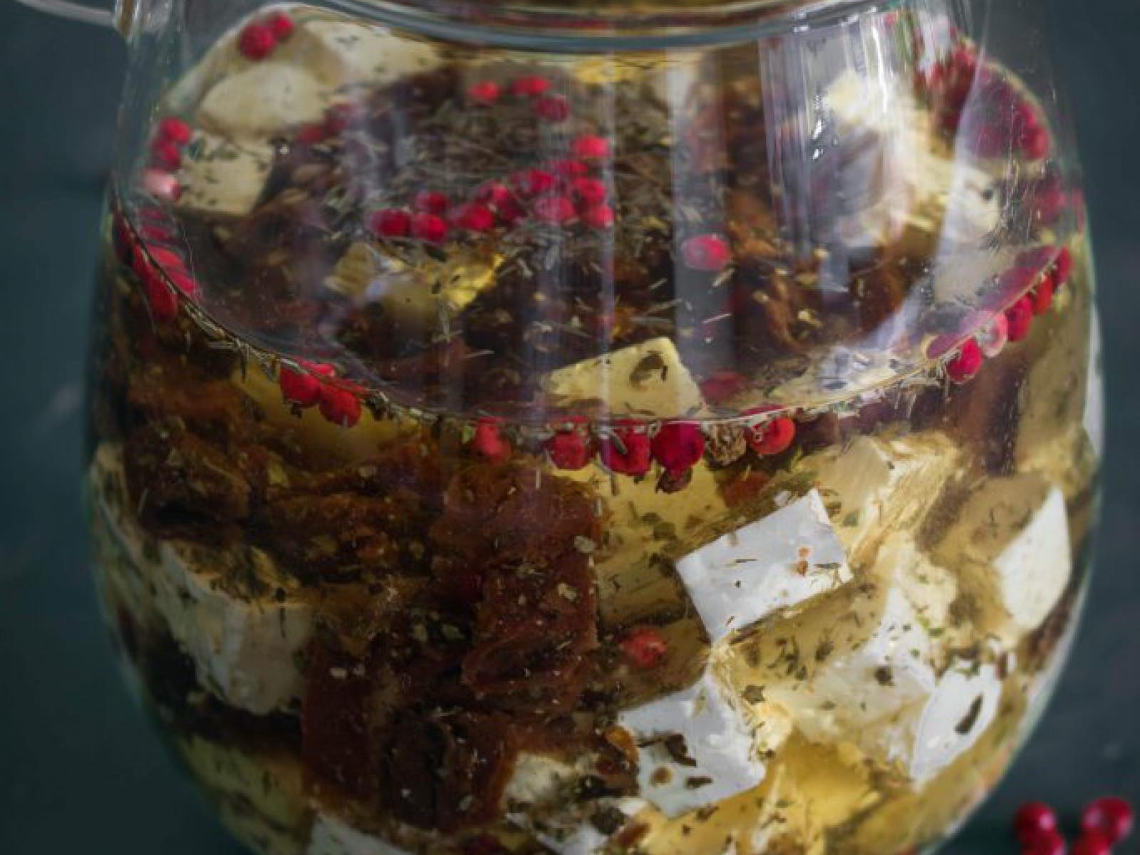 Feta marynowana w oliwie z suszonymi pomidorami i ziołami