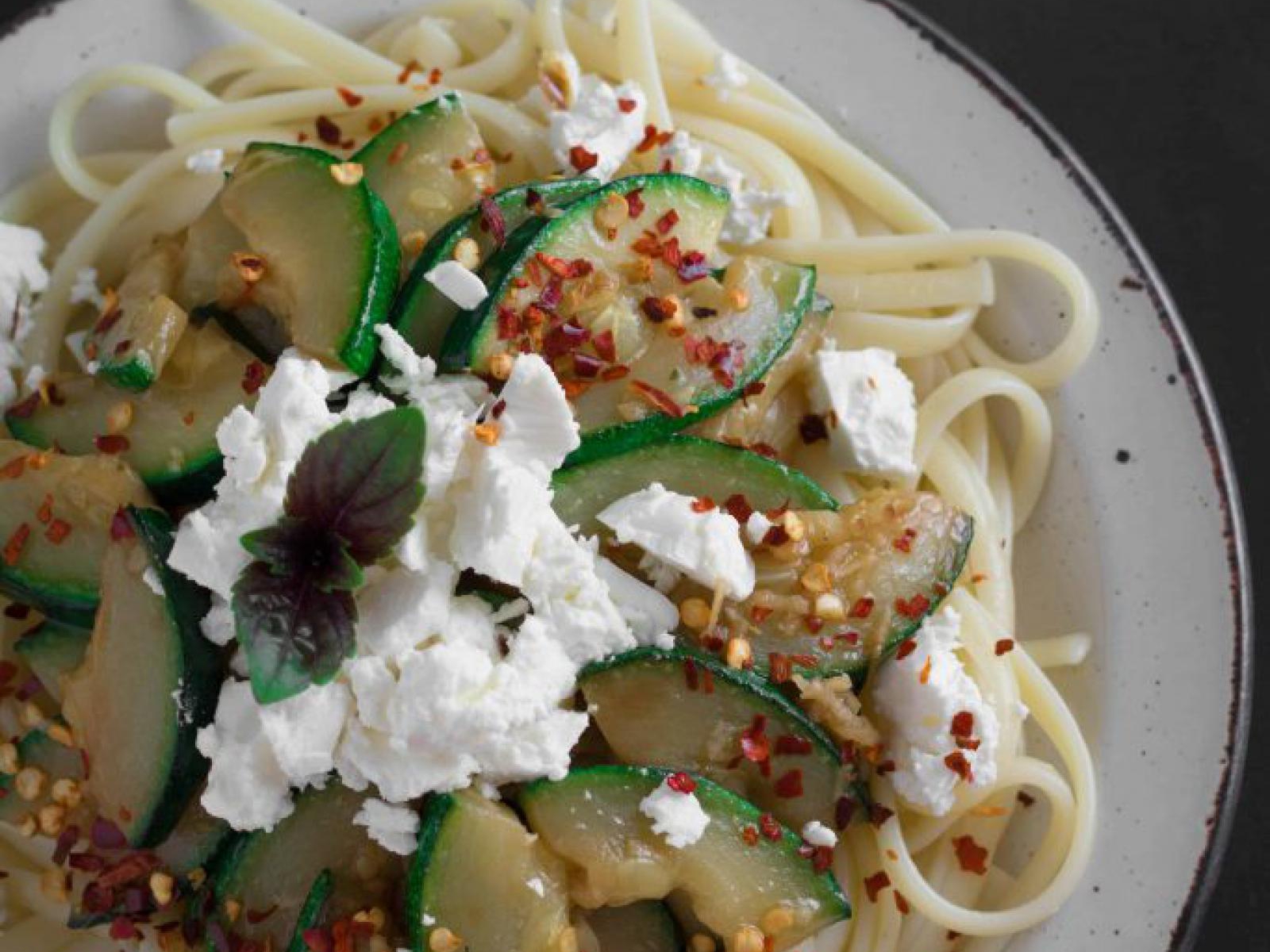 Makaron z cukinią i serem feta