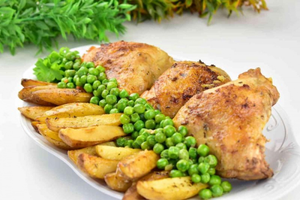 Szybki obiad z udek kurczaka z ziemniakami i groszkiem
