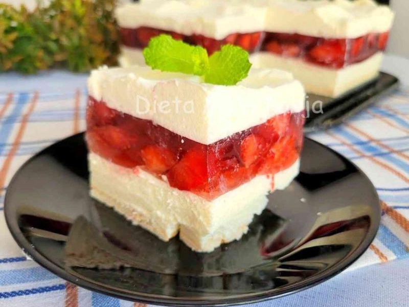 Ciasto truskawkowa chmurka bez pieczenia