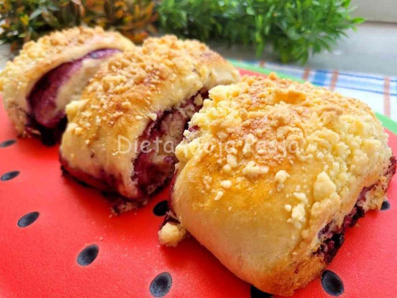 Mięciutkie drożdżówki z porzeczkami i kruszonką