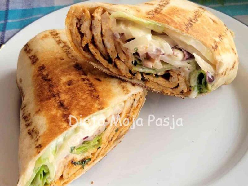 Domowy kebab z mięsa mielonego pieczony w papierze