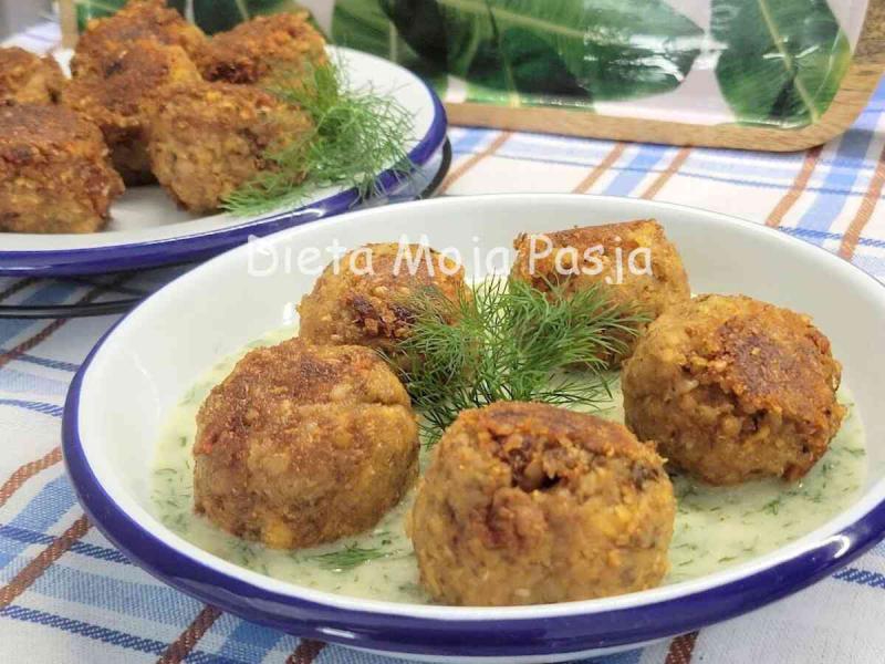 Klopsiki z kaszy gryczanej w sosie koperkowym