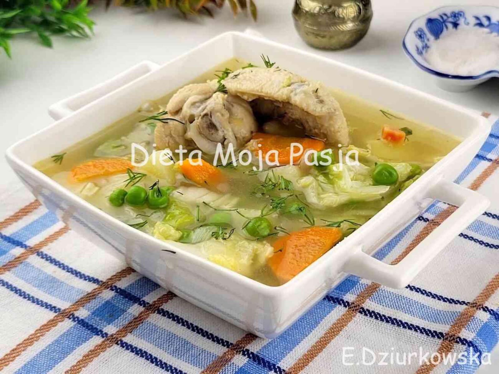 Zupa z kapusty pekińskiej na rosole
