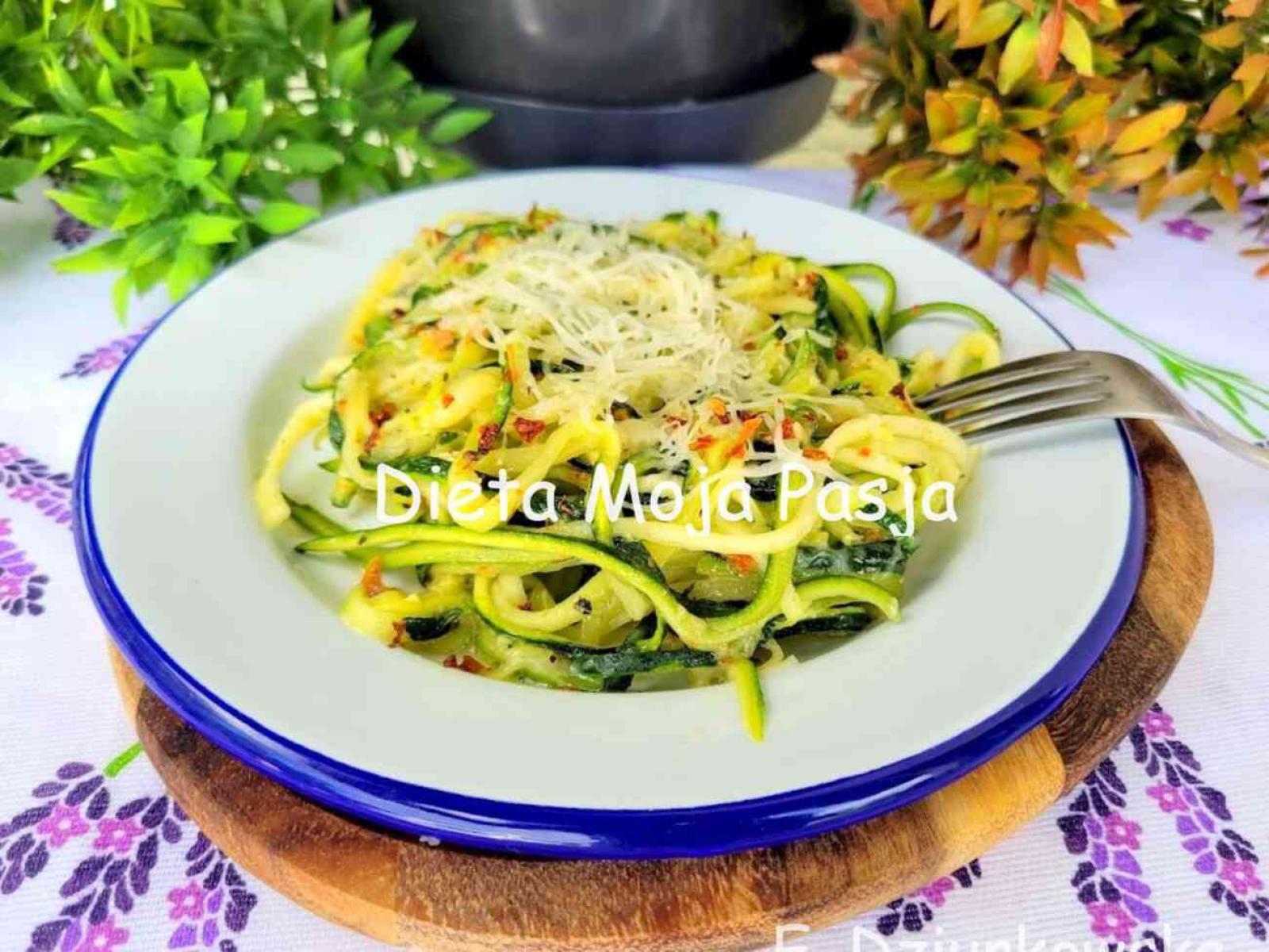 Makaron z cukinii na patelni z czosnkiem i parmezanem