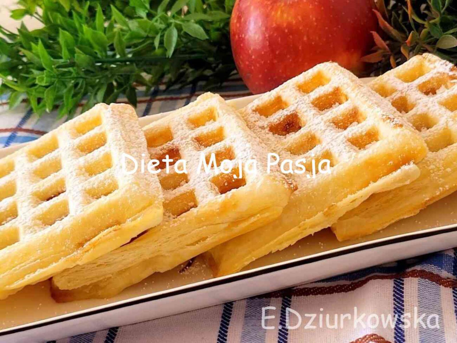 Gofry z ciasta francuskiego z jabłkami i cynamonem