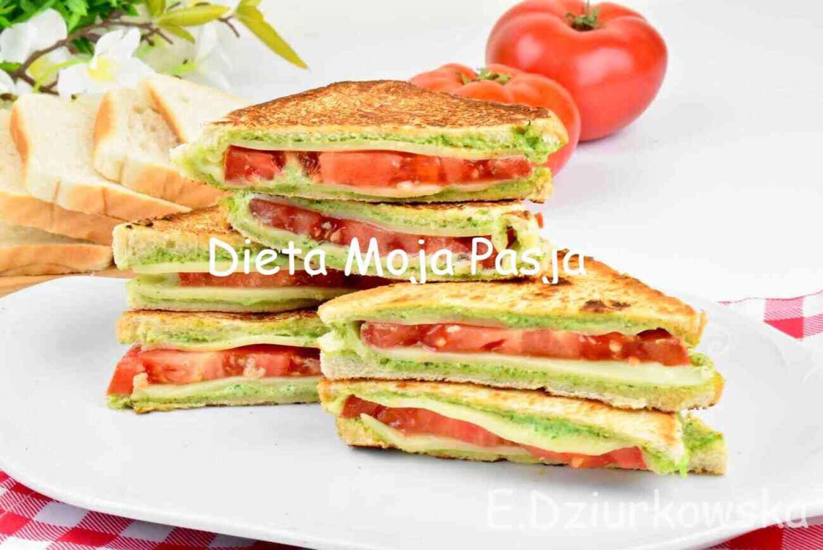 Chrupiące włoskie kanapki panini z pesto i mozzarellą