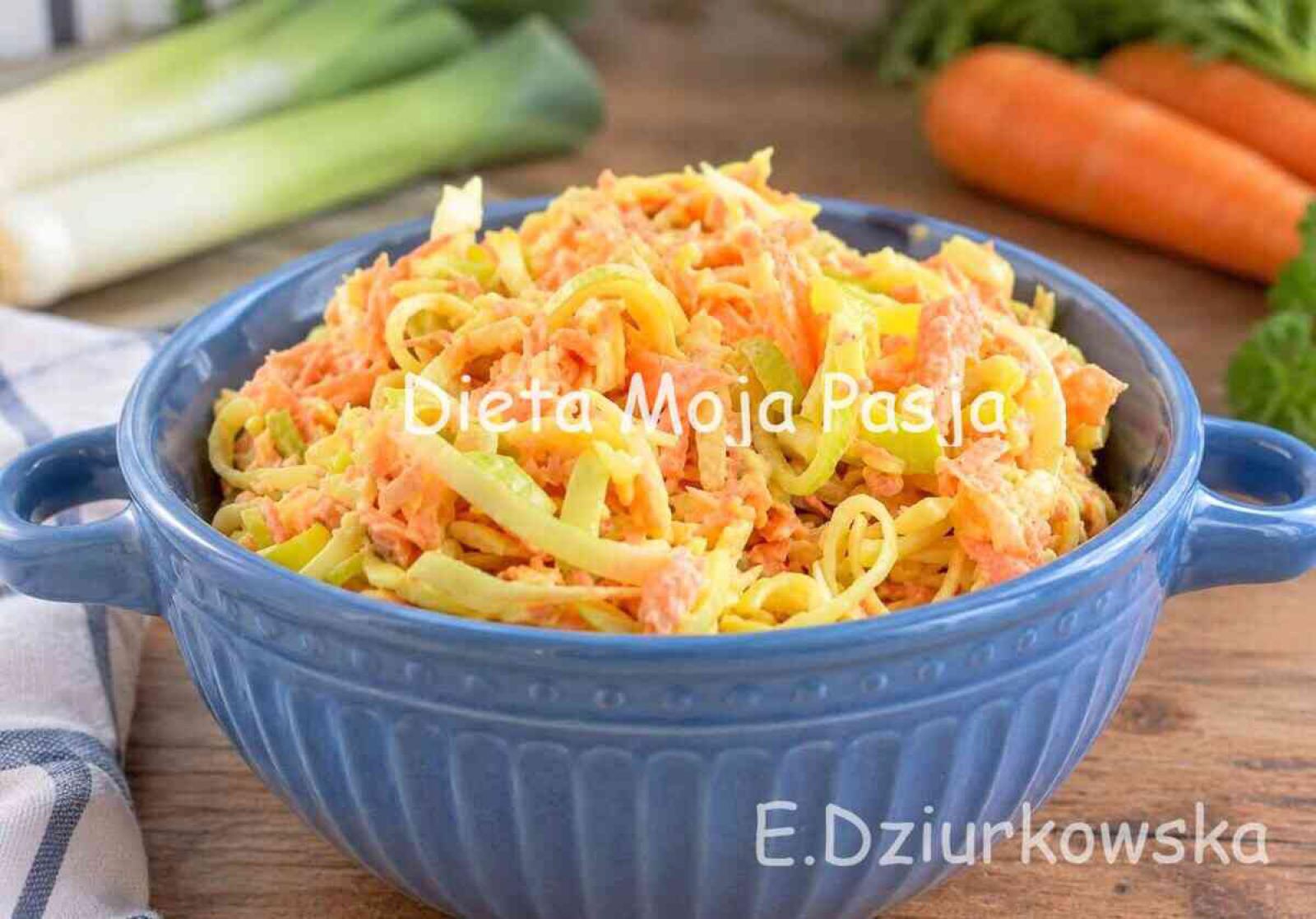 Lekka surówka z pora i marchewki bez majonezu