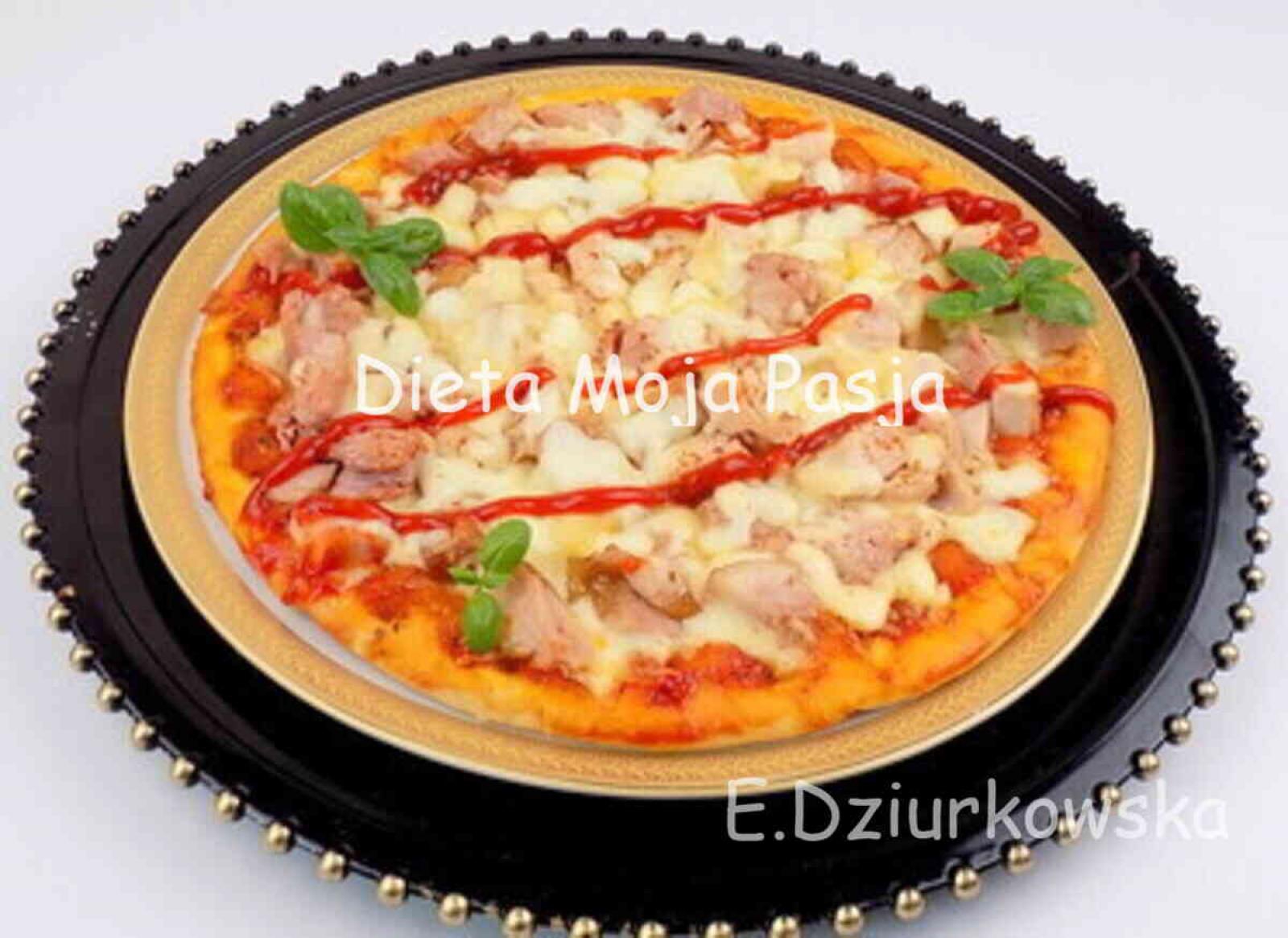Pizza przepis z wędzonym kurczakiem i serem na patelni