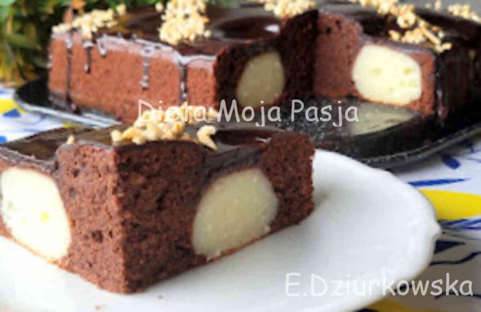 Puszyste ciasto czekoladowe z kulkami serowymi