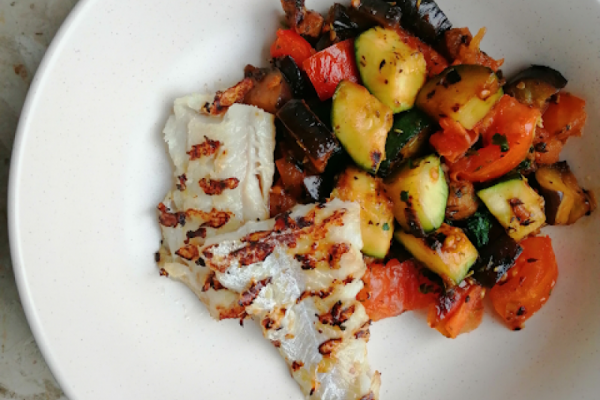 Smażone warzywa z ziołami i grillowane filety rybne