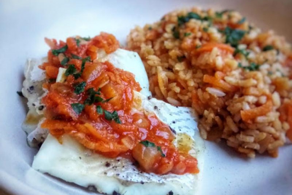 Ryba z parowara z sosem warzywnym i brązowym ryżem z warzywami (jak ryba po grecku)