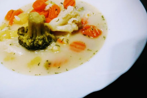 Zupa jarzynowa z brokułem, kalafiorem, marchewką i ziemniakami