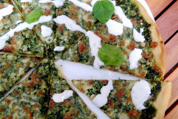 Zielona pizza – ze szpinakiem i mozzarellą