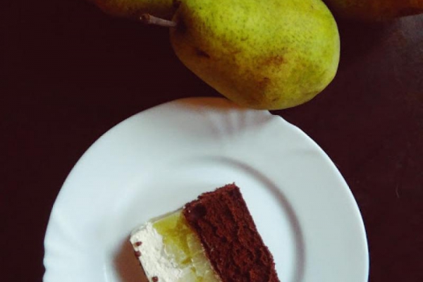 Ciasto kakaowe z gruszkami i kremem