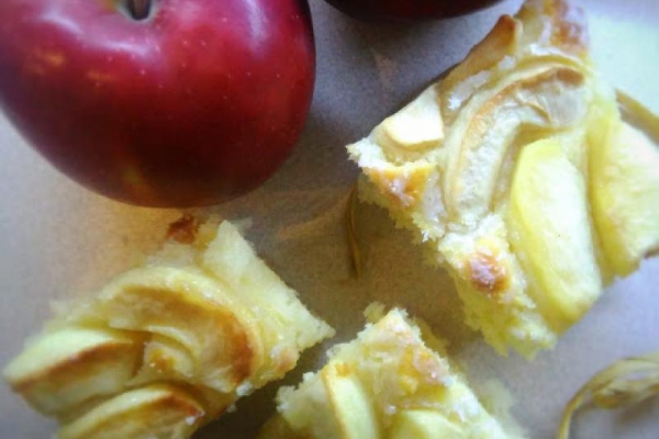 Ciasto drożdżowe z karmelizowanymi jabłkami