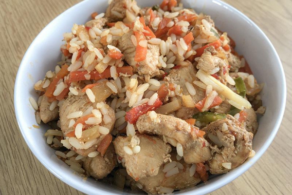 Kurczak z mieszanką chińską i ryżem