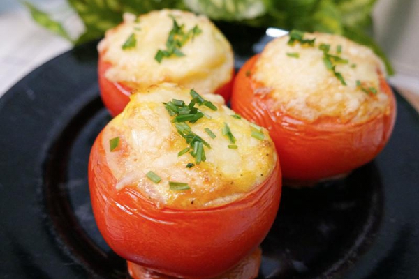 Zapiekane pomidory z jajkiem i serem