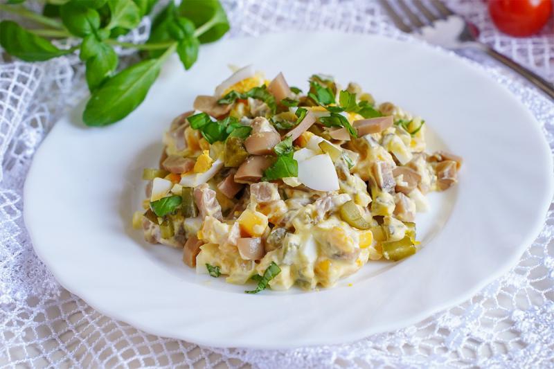 Sałatka z jajkiem i pieczarkami