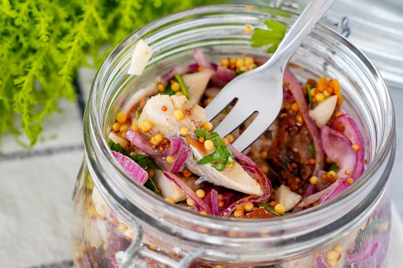 Śledzie z czerwoną cebulą