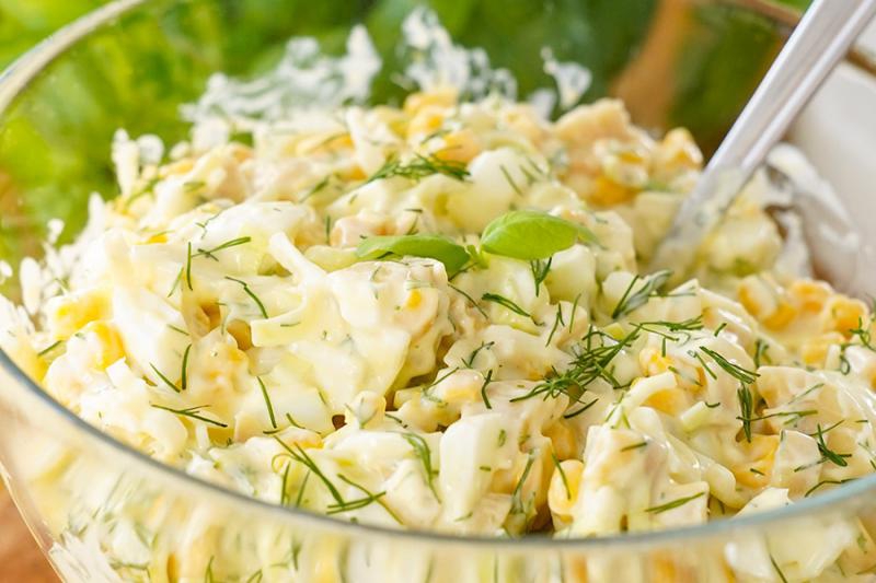 Sałatka z jajek i pieczarek marynowanych