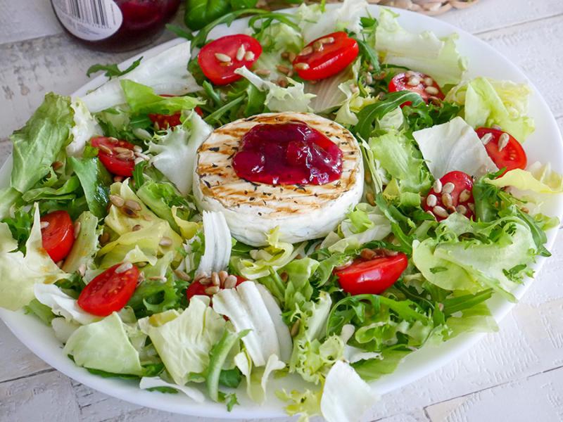 Sałatka z camembertem i dżemem żurawinowym