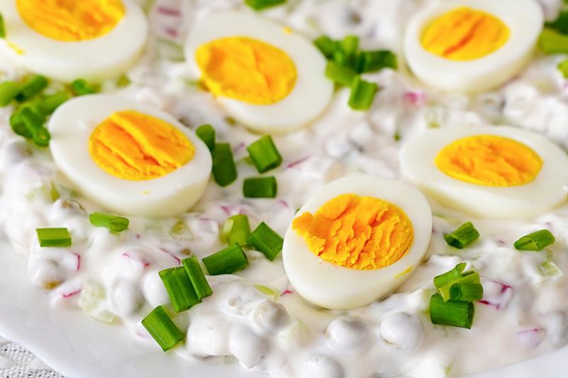 Jajka w sosie z rzodkiewką i ogórkiem