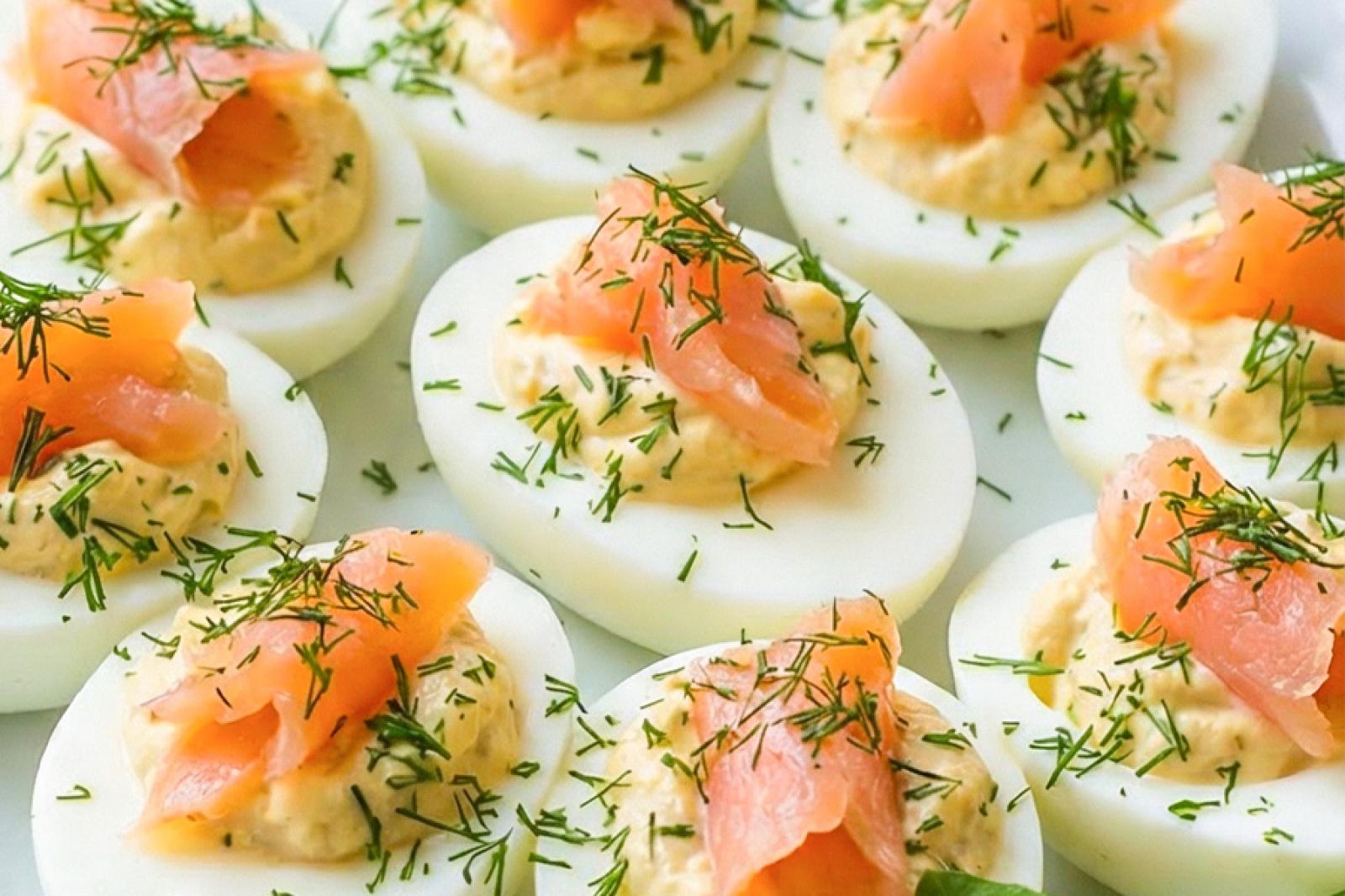 Jajka faszerowane łososiem