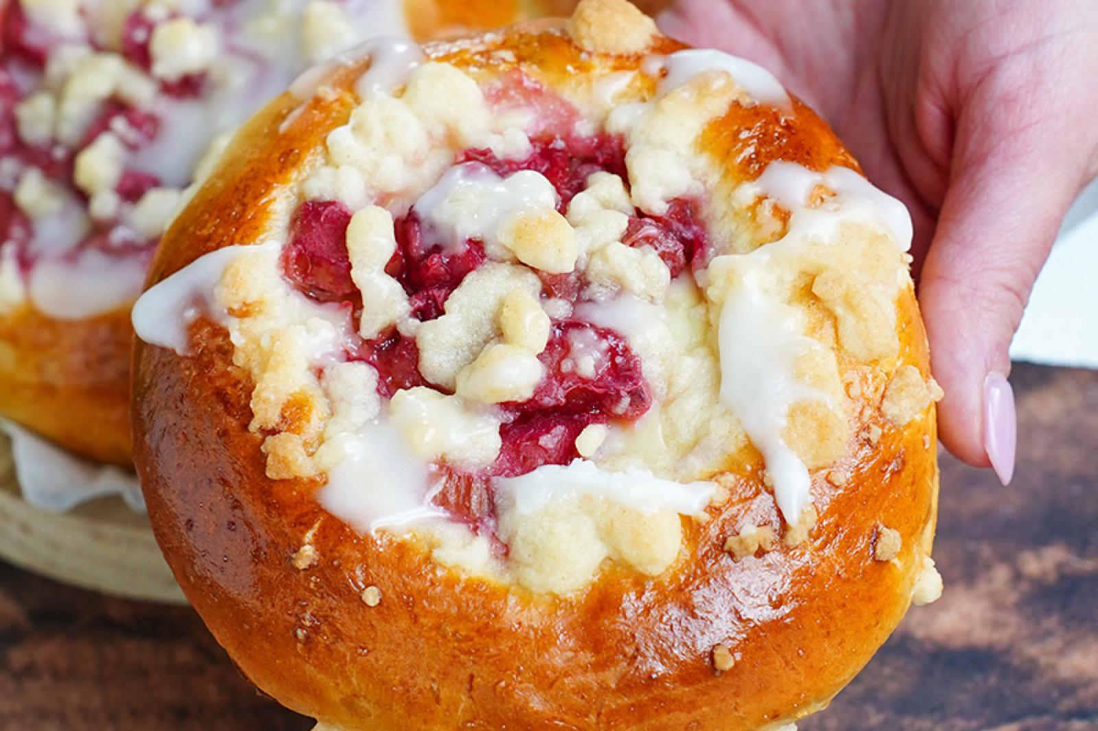 Drożdżówki z rabarbarem, budyniem i kruszonką