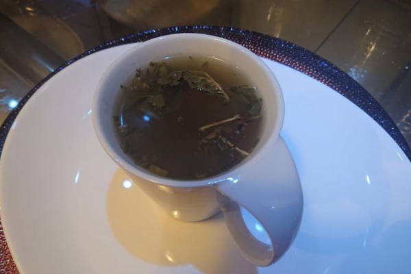 Herbata z liści malin na przeziębienie.