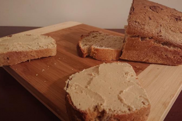 Domowy chleb i hummus. Światowy dzień chleba.