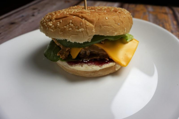 Domowy burger z żurawiną i masłem orzechowym.