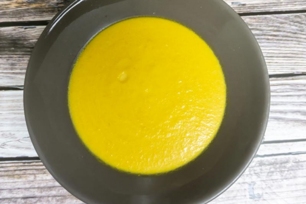 Zupa krem z marchewki z dodatkiem mango.