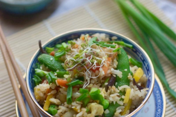 Szybki obiad: ryż smażony z warzywami (fried rice)