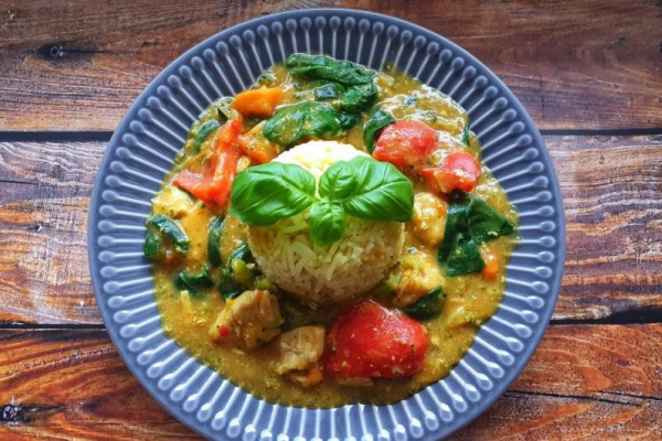 Złoty ryż z indykiem i warzywami