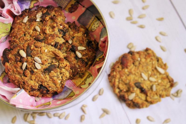 Owsiane ciasteczka z bakaliami (wegańskie, bez glutenu, cukru, jajek, mleka i masła)