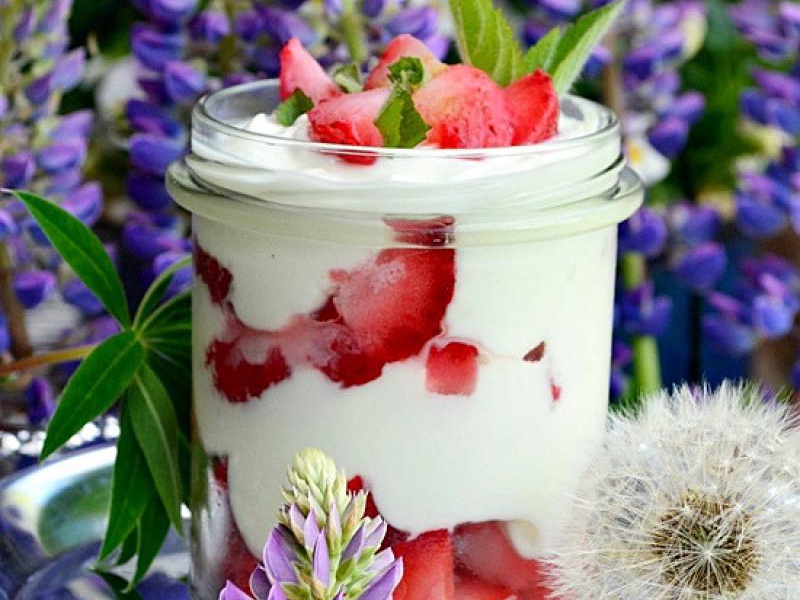 Proteinowy deser z owocami lata