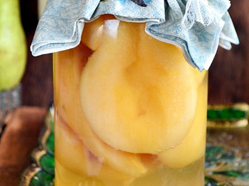 Kompot z gruszek w słoikach na zimę