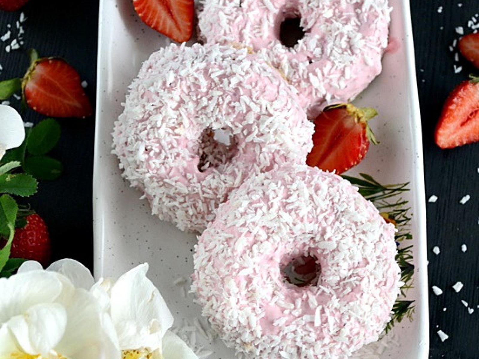 Truskawkowe pączki pieczone z kokosem
