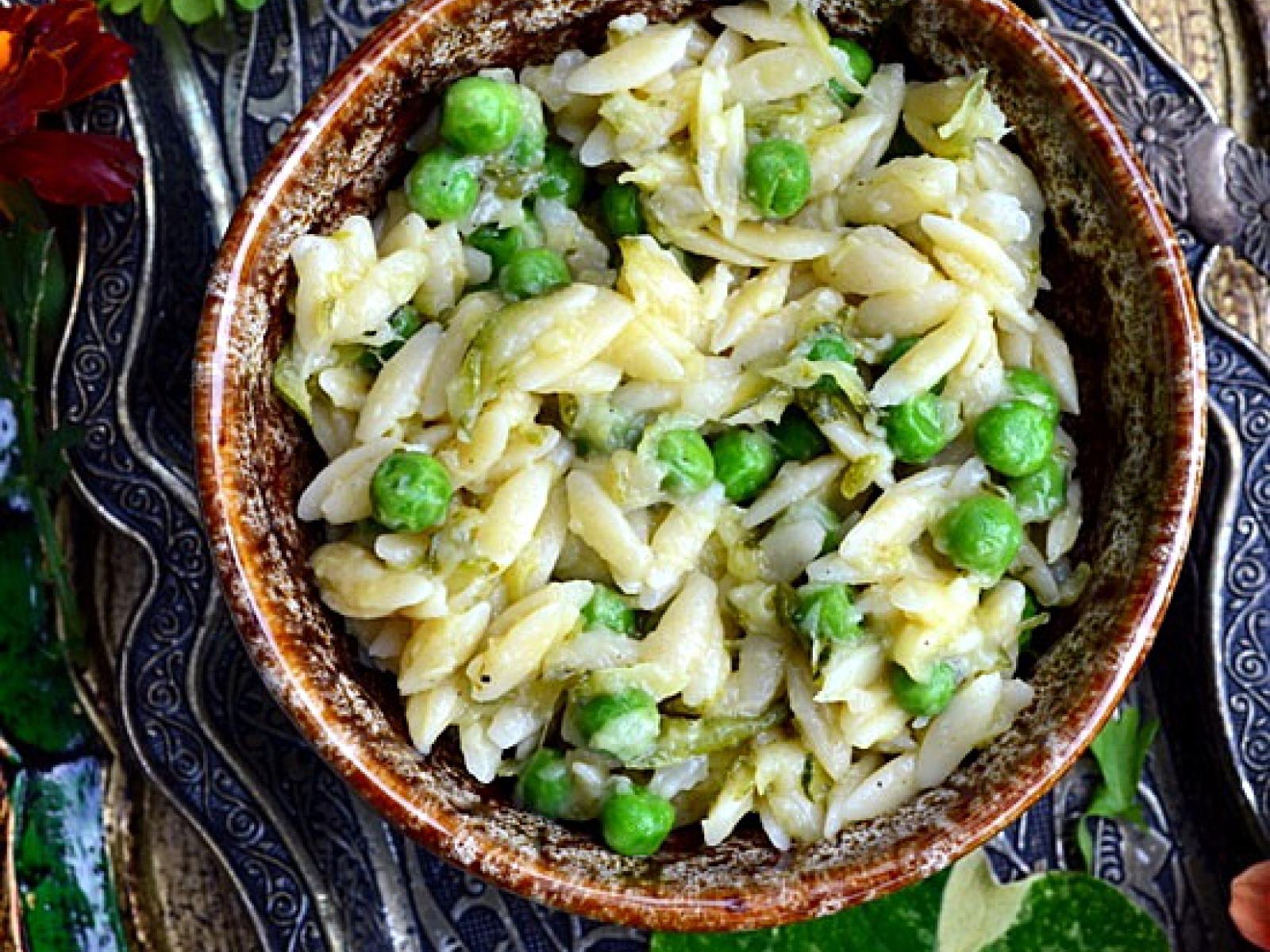 Makaron orzo z cukinią i groszkiem