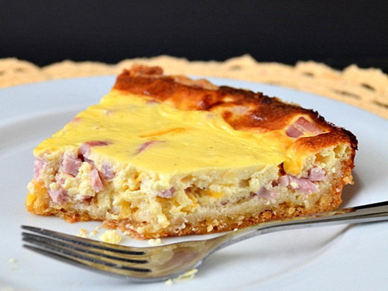 Tarta z szynką i serem cheddar