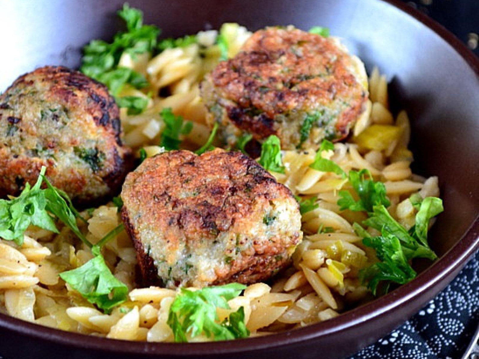 Makaron orzo z porem i pulpetami drobiowymi