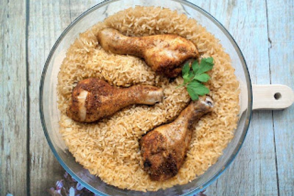 Udka kurczaka pieczone na ryżu